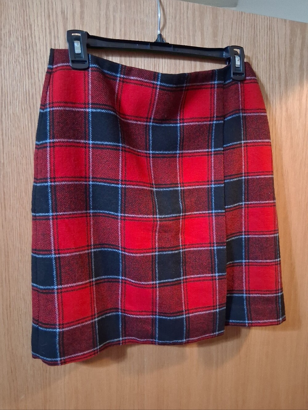 Talbots Petites red plaid/tartan wool-blend skirt. sylish colorful, lined, flap